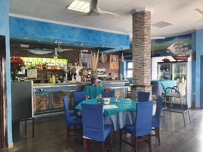 Interior con la barra al fondo