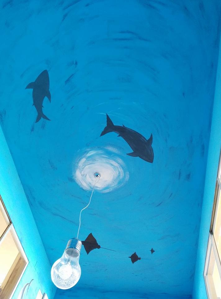 Techo pintado con motivos marinos